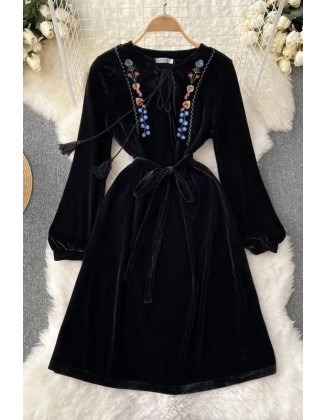 Women Dress Elegant Vintage Floral Embroidery Velvet Long Dress Lady Party Dress